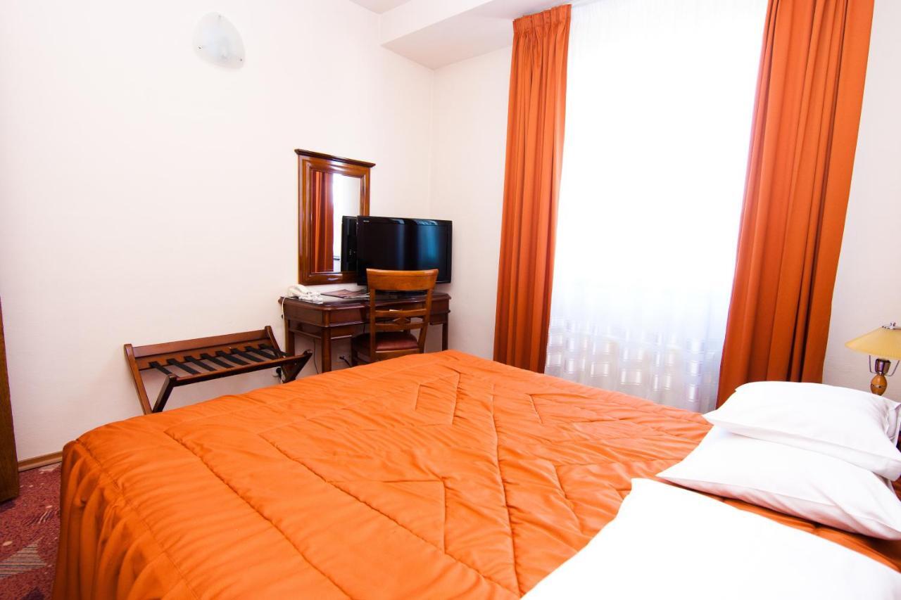 Hotel Onix Cluj-Napoca Ngoại thất bức ảnh